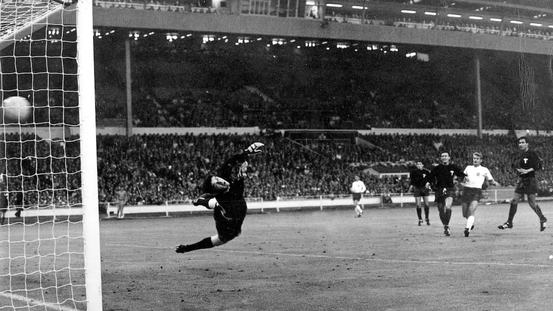 Bobby Charlton'ın uzak şutu