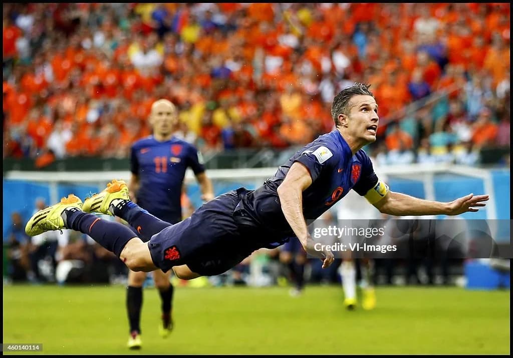 Van Persie'nin uçan kafası