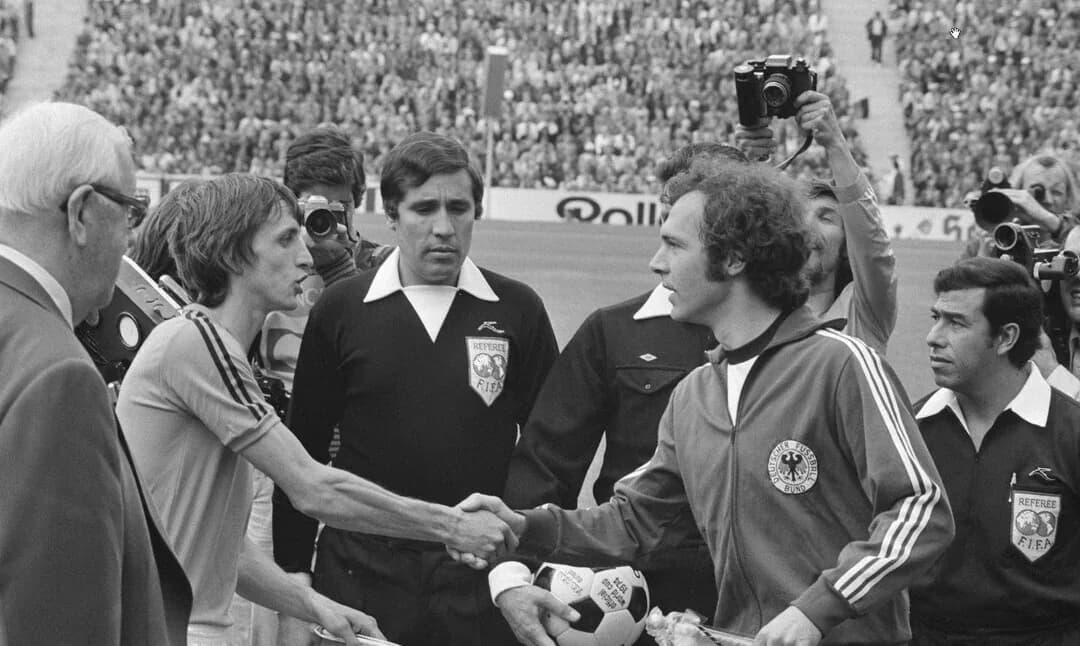 Cruyff ve Beckenbauer'in flama değişimi