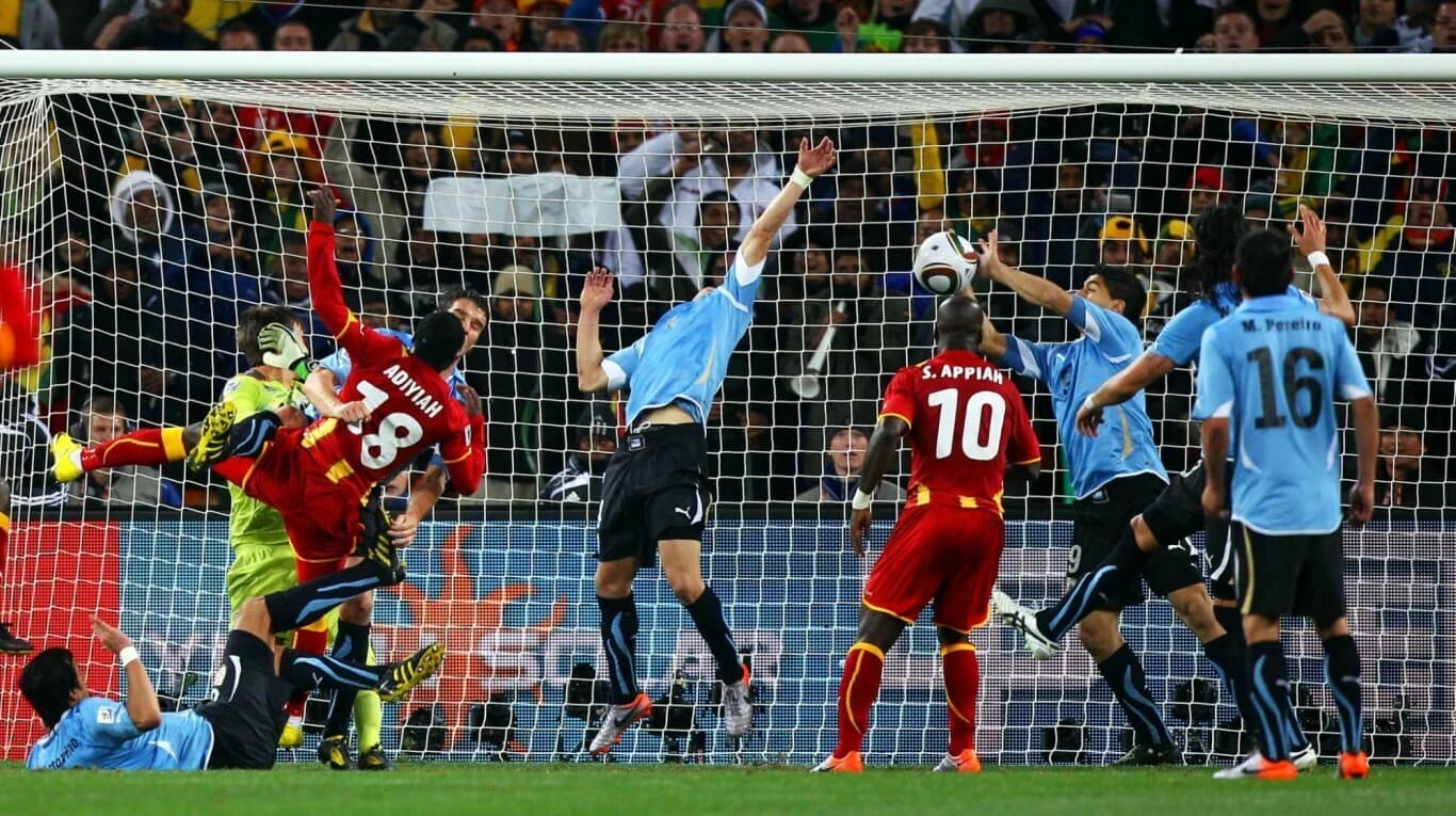 Suárez'in çizgiden elle kurtarışı